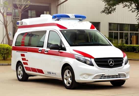 一辆专业救护车通常需要配的人员和设备有哪些